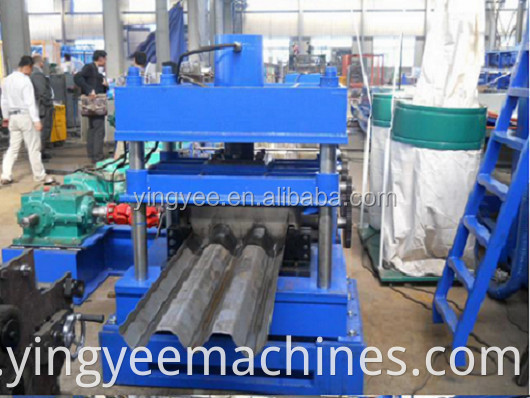 Metal highway guardrail roll forming machine